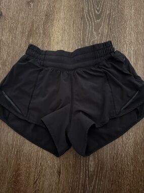 lululemon athletica Black hotty hot low-rise lined shorts 2” size 0